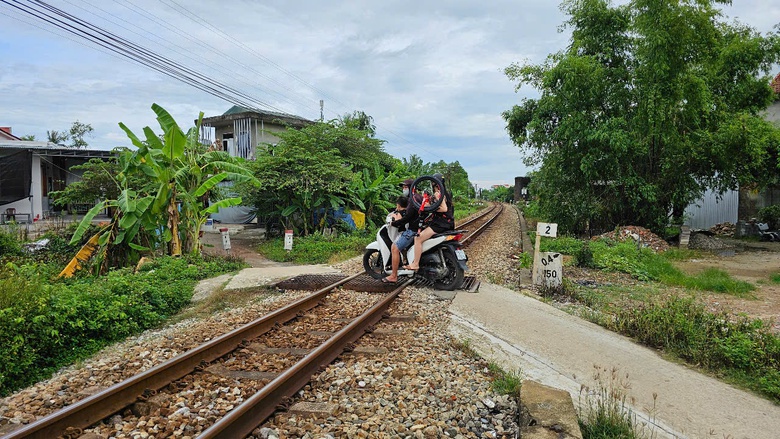 Huế: R&agrave;o đ&oacute;ng c&aacute;c lối đi &ldquo;tử thần&rdquo; băng ngang đường sắt Bắc - Nam- Ảnh 7.