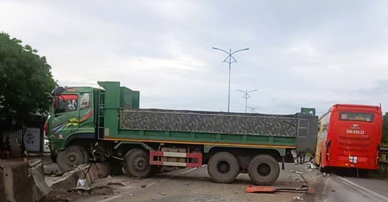 Xe giường nằm va chạm &ocirc; t&ocirc; đầu k&eacute;o tr&ecirc;n quốc lộ 1 qua Quảng Trị, 2 người bị thương- Ảnh 2.