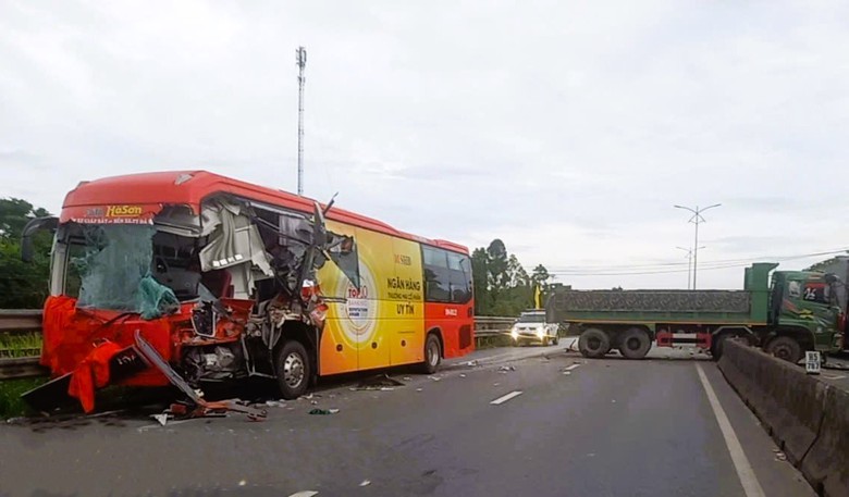 Xe giường nằm va chạm &ocirc; t&ocirc; đầu k&eacute;o tr&ecirc;n quốc lộ 1 qua Quảng Trị, 2 người bị thương- Ảnh 1.