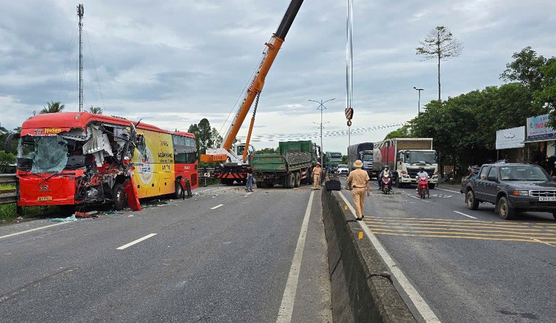 Xe giường nằm va chạm &ocirc; t&ocirc; đầu k&eacute;o tr&ecirc;n quốc lộ 1 qua Quảng Trị, 2 người bị thương- Ảnh 3.