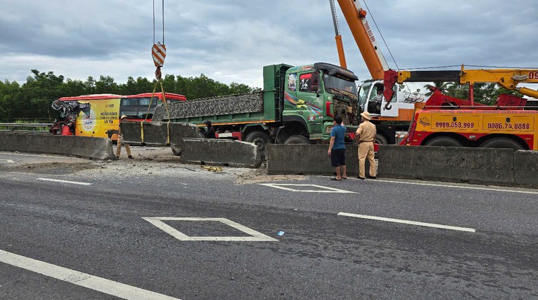 Xe giường nằm va chạm &ocirc; t&ocirc; đầu k&eacute;o tr&ecirc;n quốc lộ 1 qua Quảng Trị, 2 người bị thương- Ảnh 4.