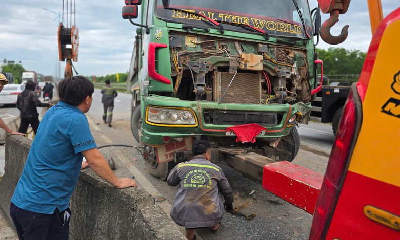 Xe giường nằm va chạm &ocirc; t&ocirc; đầu k&eacute;o tr&ecirc;n quốc lộ 1 qua Quảng Trị, 2 người bị thương- Ảnh 5.