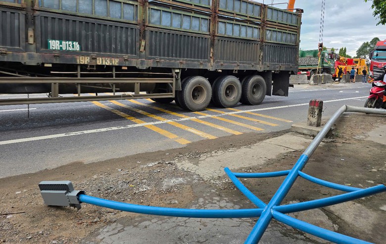 Xe giường nằm va chạm &ocirc; t&ocirc; đầu k&eacute;o tr&ecirc;n quốc lộ 1 qua Quảng Trị, 2 người bị thương- Ảnh 6.