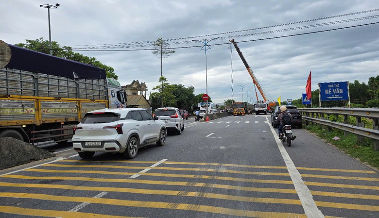 Xe giường nằm va chạm &ocirc; t&ocirc; đầu k&eacute;o tr&ecirc;n quốc lộ 1 qua Quảng Trị, 2 người bị thương- Ảnh 7.