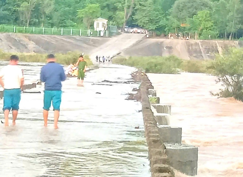 Quảng Ng&atilde;i: Nước s&ocirc;ng d&acirc;ng ngập cầu tr&agrave;n, một người d&acirc;n mất t&iacute;ch- Ảnh 1.