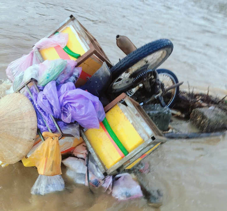 Quảng Ng&atilde;i: Nước s&ocirc;ng d&acirc;ng ngập cầu tr&agrave;n, một người d&acirc;n mất t&iacute;ch- Ảnh 2.