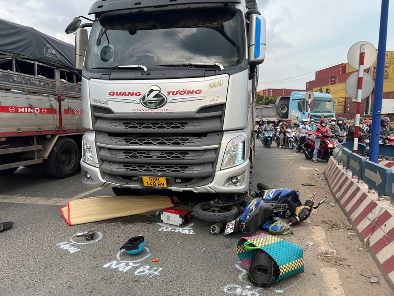 Xe tải va chạm xe m&aacute;y, 2 người thương vong- Ảnh 1.