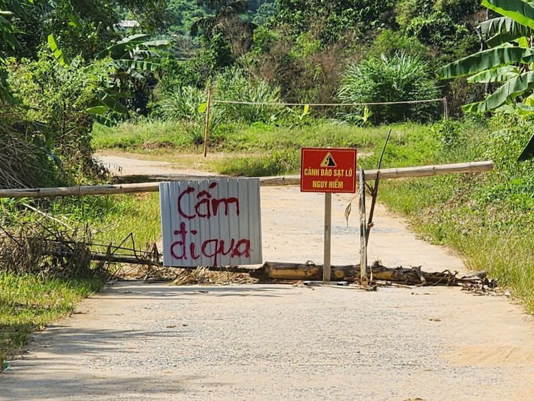 Thanh H&oacute;a: Sa N&aacute; lại sạt lở sau b&atilde;o số 3, nỗi &aacute;m ảnh &ugrave;a về trong từng cơn mưa- Ảnh 2.