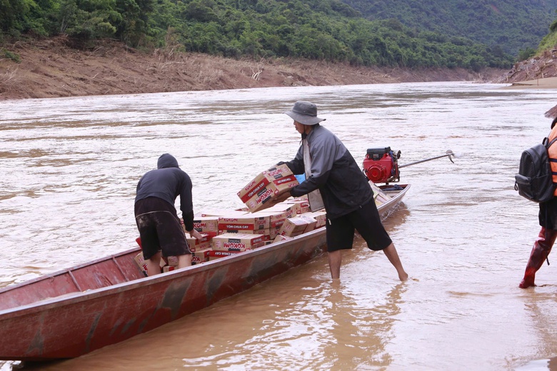 Vượt s&ocirc;ng, băng rừng đưa nhu yếu phẩm đến với đồng b&agrave;o bị c&ocirc; lập ở x&atilde; Nh&ocirc;n Mai- Ảnh 5.