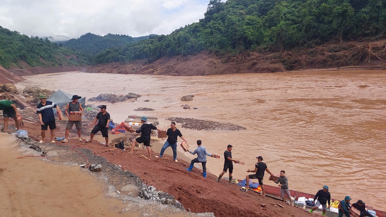 Vượt s&ocirc;ng, băng rừng đưa nhu yếu phẩm đến với đồng b&agrave;o bị c&ocirc; lập ở x&atilde; Nh&ocirc;n Mai- Ảnh 4.