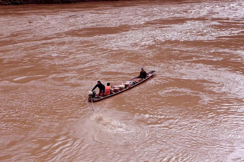 Vượt s&ocirc;ng, băng rừng đưa nhu yếu phẩm đến với đồng b&agrave;o bị c&ocirc; lập ở x&atilde; Nh&ocirc;n Mai- Ảnh 8.