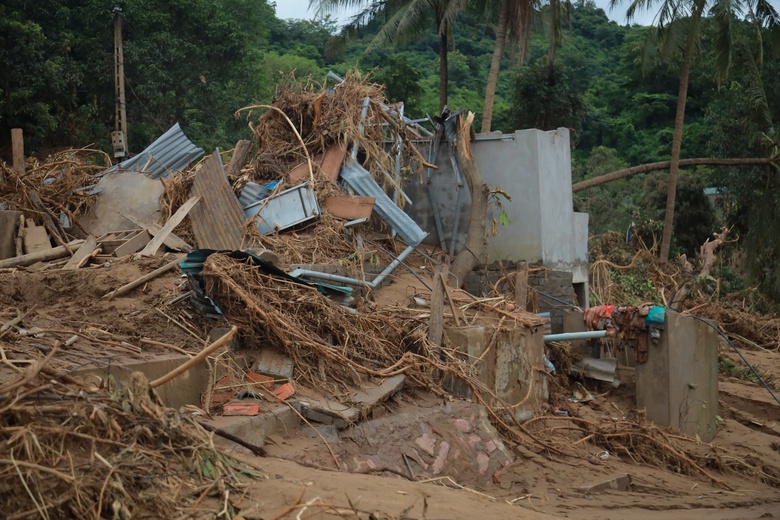Vượt s&ocirc;ng, băng rừng đưa nhu yếu phẩm đến với đồng b&agrave;o bị c&ocirc; lập ở x&atilde; Nh&ocirc;n Mai- Ảnh 2.
