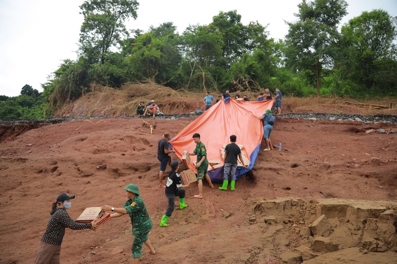 Vượt s&ocirc;ng, băng rừng đưa nhu yếu phẩm đến với đồng b&agrave;o bị c&ocirc; lập ở x&atilde; Nh&ocirc;n Mai- Ảnh 6.