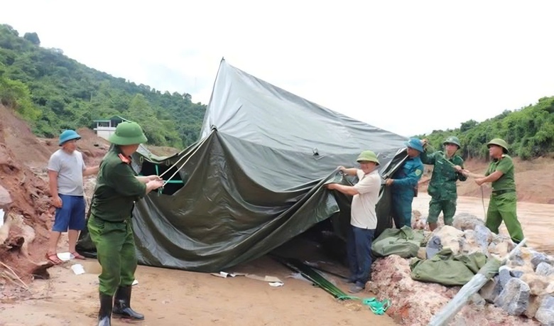 Vượt s&ocirc;ng, băng rừng đưa nhu yếu phẩm đến với đồng b&agrave;o bị c&ocirc; lập ở x&atilde; Nh&ocirc;n Mai- Ảnh 1.