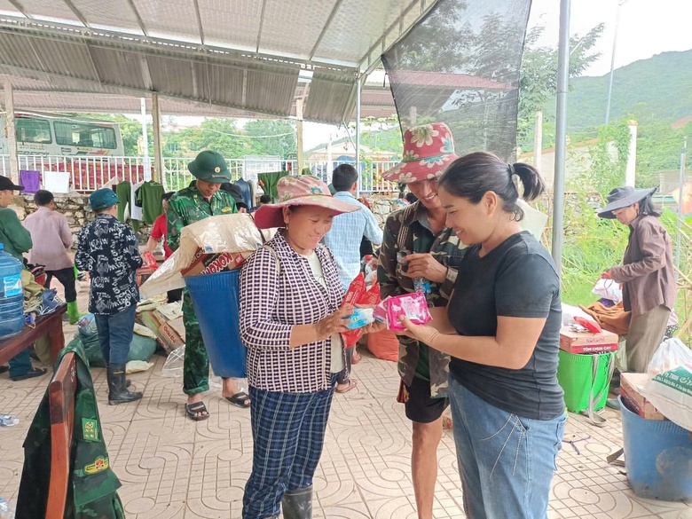 Vượt s&ocirc;ng, băng rừng đưa nhu yếu phẩm đến với đồng b&agrave;o bị c&ocirc; lập ở x&atilde; Nh&ocirc;n Mai- Ảnh 10.