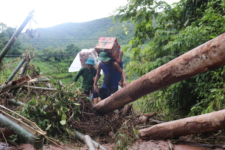 Vượt s&ocirc;ng, băng rừng đưa nhu yếu phẩm đến với đồng b&agrave;o bị c&ocirc; lập ở x&atilde; Nh&ocirc;n Mai- Ảnh 9.