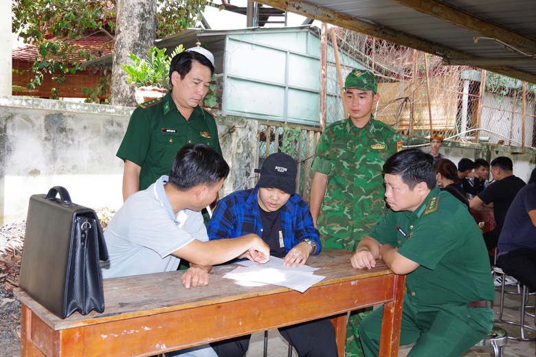 T&acirc;y Ninh tiếp nhận h&agrave;ng chục c&ocirc;ng d&acirc;n vi phạm xuất nhập cảnh, nhiều người từng phạm tội- Ảnh 1.