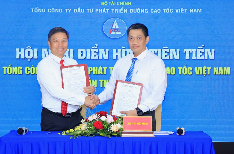 Hội nghị điển h&igrave;nh ti&ecirc;n tiến VEC: Lan tỏa tinh thần thi đua y&ecirc;u nước- Ảnh 2.