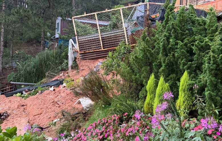 L&acirc;m Đồng: Mưa lớn k&eacute;o d&agrave;i l&agrave;m sạt lở bờ ta luy, 2 du kh&aacute;ch uống c&agrave; ph&ecirc; gặp nạn- Ảnh 1.