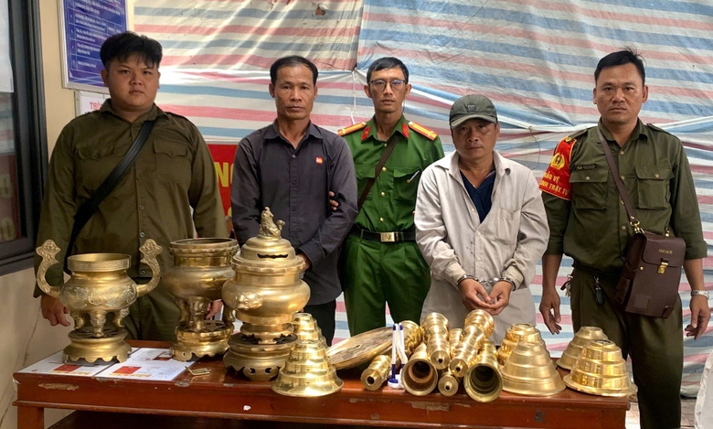 Đồng Th&aacute;p bắt 2 đối tượng 5 tiền &aacute;n v&agrave;o nơi thờ tự trộm t&agrave;i sản- Ảnh 1.