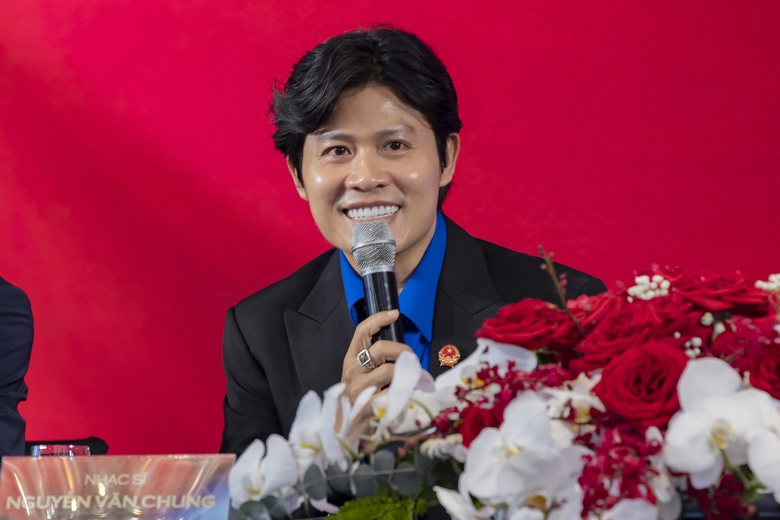 Nhạc sĩ Nguyễn Văn Chung tiết lộ tại cuộc họp b&aacute;o chiều nay, bất cứ đơn vị, ca sĩ hay tổ chức n&agrave;o cũng c&oacute; thể h&aacute;t ca kh&uacute;c n&agrave;y với bản quyền rất thấp, v&igrave; anh mong mỏi ca kh&uacute;c được lan xa.