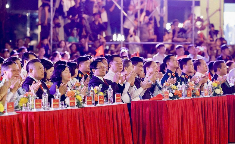 H&agrave; Nội t&aacute;i hiện h&agrave;o kh&iacute; m&ugrave;a Thu lịch sử 1945 trong đ&ecirc;m nghệ thuật đặc biệt- Ảnh 1.