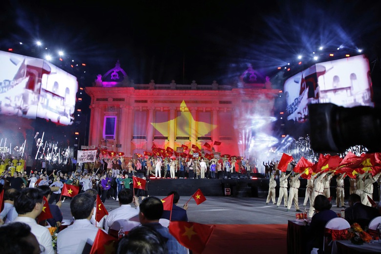 H&agrave; Nội t&aacute;i hiện h&agrave;o kh&iacute; m&ugrave;a Thu lịch sử 1945 trong đ&ecirc;m nghệ thuật đặc biệt- Ảnh 3.