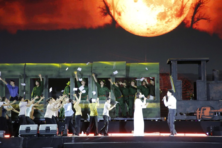 H&agrave; Nội t&aacute;i hiện h&agrave;o kh&iacute; m&ugrave;a Thu lịch sử 1945 trong đ&ecirc;m nghệ thuật đặc biệt- Ảnh 7.