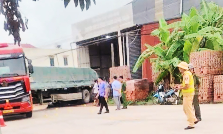 Bắc Ninh: Va chạm với xe đầu k&eacute;o, nam thanh ni&ecirc;n tử vong- Ảnh 1.