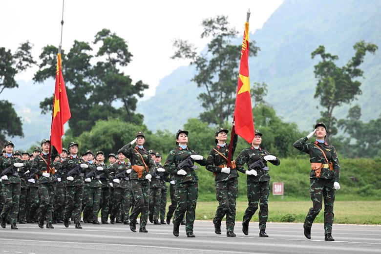 Những "b&ocirc;ng hồng th&eacute;p" g&aacute;c t&igrave;nh ri&ecirc;ng, chắc tay s&uacute;ng tr&ecirc;n thao trường hướng về đại lễ- Ảnh 1.