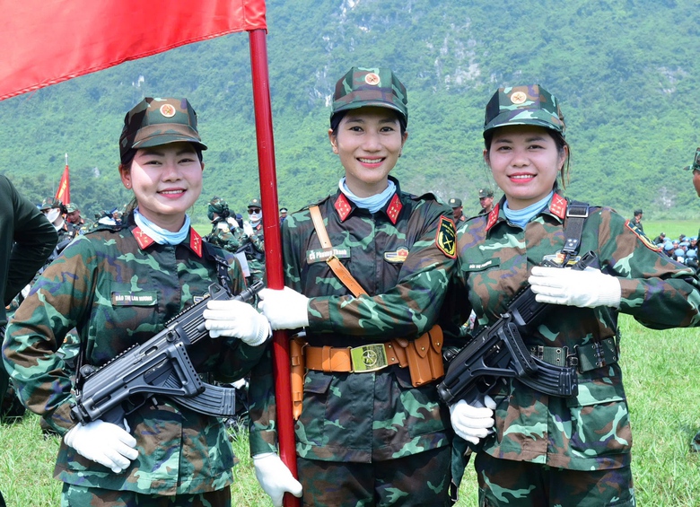 Những "b&ocirc;ng hồng th&eacute;p" g&aacute;c t&igrave;nh ri&ecirc;ng, chắc tay s&uacute;ng tr&ecirc;n thao trường hướng về đại lễ- Ảnh 3.