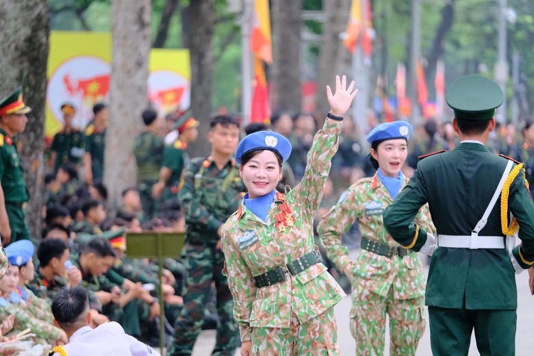 Những "b&ocirc;ng hồng th&eacute;p" g&aacute;c t&igrave;nh ri&ecirc;ng, chắc tay s&uacute;ng tr&ecirc;n thao trường hướng về đại lễ- Ảnh 2.