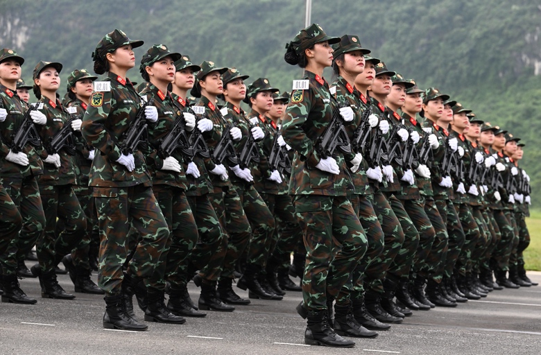 Những "b&ocirc;ng hồng th&eacute;p" g&aacute;c t&igrave;nh ri&ecirc;ng, chắc tay s&uacute;ng tr&ecirc;n thao trường hướng về đại lễ- Ảnh 4.