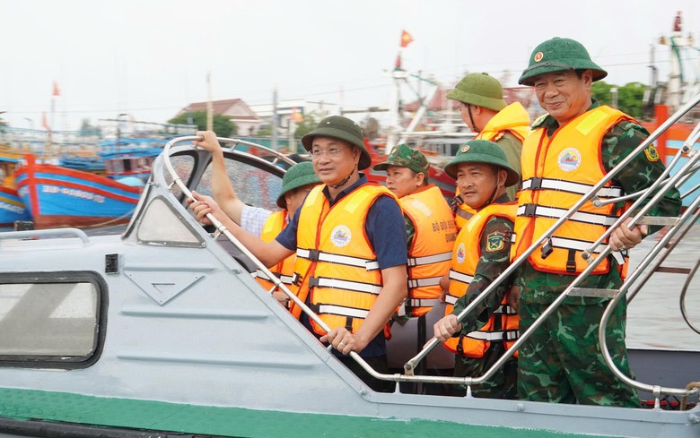 B&atilde;o số 5 quần thảo Nghệ An, đường phố Cửa L&ograve; ngập s&acirc;u, nhiều c&acirc;y xanh g&atilde;y đổ- Ảnh 51.