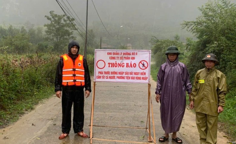 B&atilde;o số 5 quần thảo Nghệ An, đường phố Cửa L&ograve; ngập s&acirc;u, nhiều c&acirc;y xanh g&atilde;y đổ- Ảnh 44.
