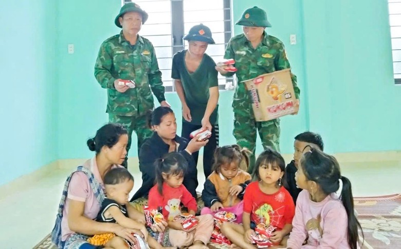 B&atilde;o số 5 quần thảo Nghệ An, đường phố Cửa L&ograve; ngập s&acirc;u, nhiều c&acirc;y xanh g&atilde;y đổ- Ảnh 41.