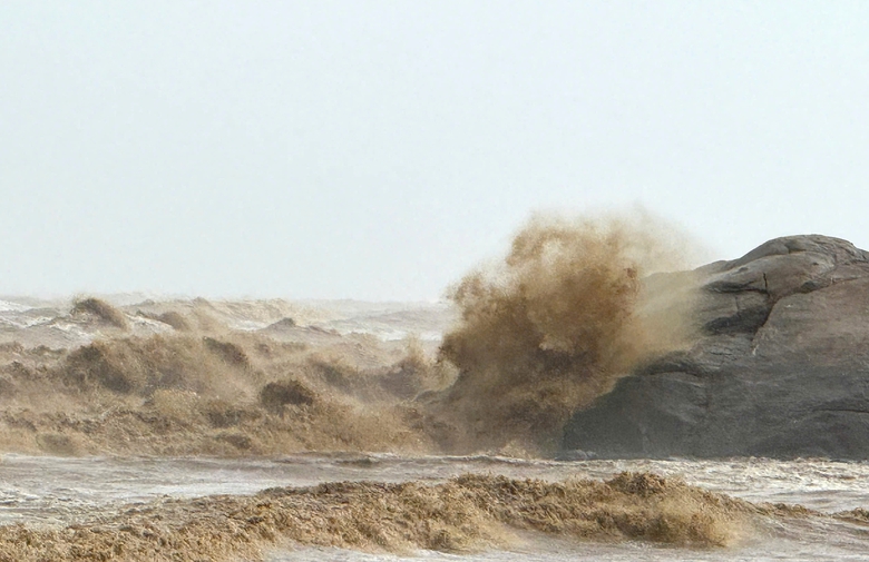 B&atilde;o số 5 quần thảo Nghệ An, đường phố Cửa L&ograve; ngập s&acirc;u, nhiều c&acirc;y xanh g&atilde;y đổ- Ảnh 39.
