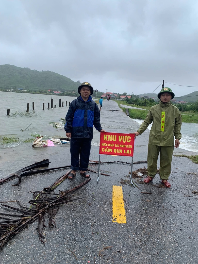 B&atilde;o số 5 quần thảo Nghệ An, đường phố Cửa L&ograve; ngập s&acirc;u, nhiều c&acirc;y xanh g&atilde;y đổ- Ảnh 31.