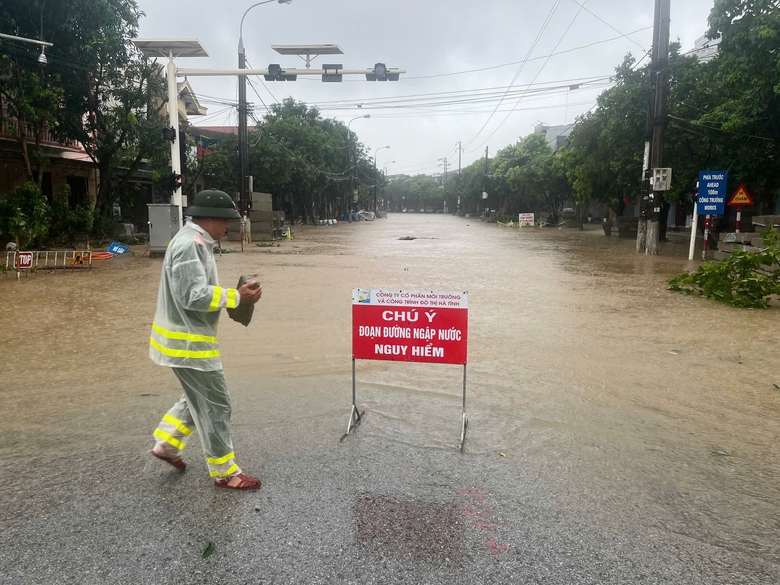 B&atilde;o số 5 quần thảo Nghệ An, đường phố Cửa L&ograve; ngập s&acirc;u, nhiều c&acirc;y xanh g&atilde;y đổ- Ảnh 30.