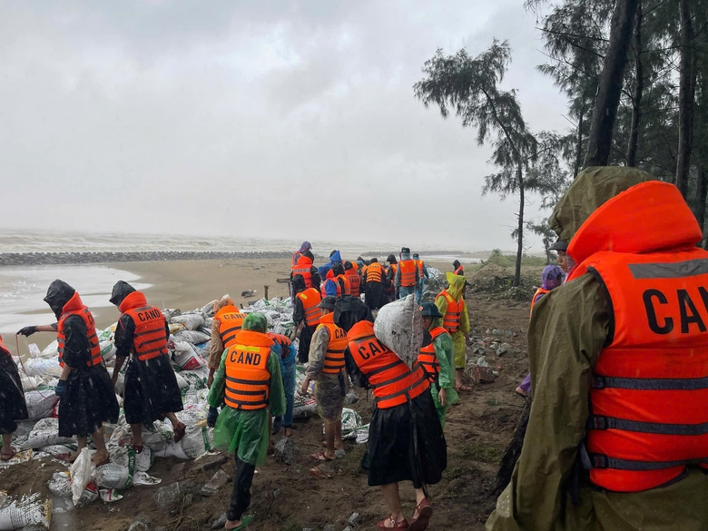 B&atilde;o số 5 quần thảo Nghệ An, đường phố Cửa L&ograve; ngập s&acirc;u, nhiều c&acirc;y xanh g&atilde;y đổ- Ảnh 37.