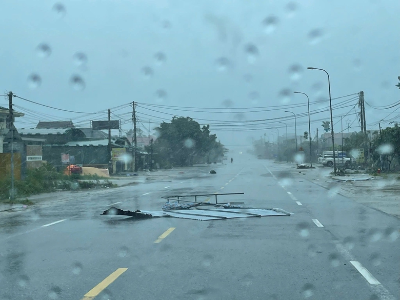 B&atilde;o số 5 quần thảo Nghệ An, đường phố Cửa L&ograve; ngập s&acirc;u, nhiều c&acirc;y xanh g&atilde;y đổ- Ảnh 9.