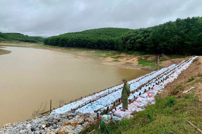 B&atilde;o số 5 quần thảo Nghệ An, đường phố Cửa L&ograve; ngập s&acirc;u, nhiều c&acirc;y xanh g&atilde;y đổ- Ảnh 32.