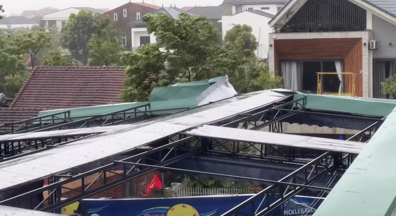 B&atilde;o số 5 quần thảo Nghệ An, đường phố Cửa L&ograve; ngập s&acirc;u, nhiều c&acirc;y xanh g&atilde;y đổ- Ảnh 15.