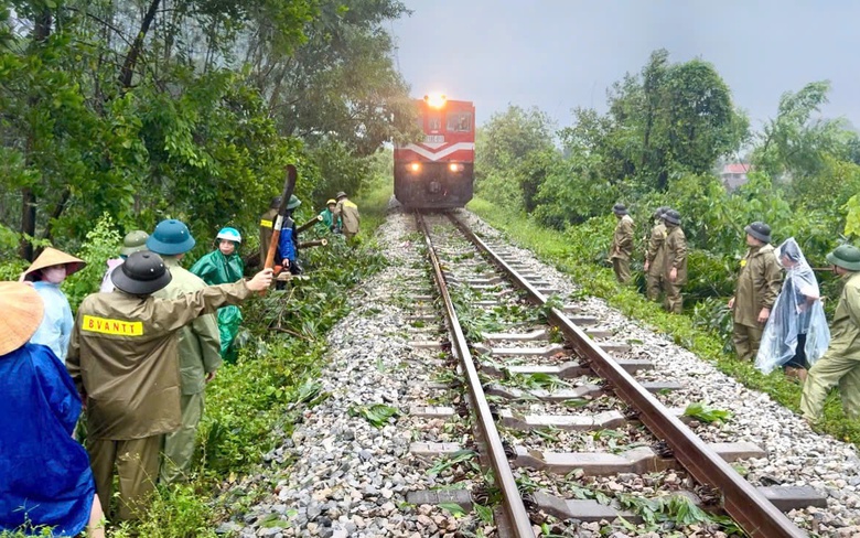 Giao th&ocirc;ng ổn định nhanh ch&oacute;ng sau b&atilde;o số 5, thiệt hại được khắc phục ngay trong đ&ecirc;m