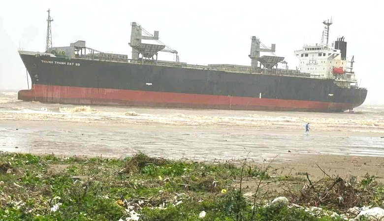 T&agrave;u vận tải ngh&igrave;n tấn bị b&atilde;o số 5 thổi tr&ocirc;i dạt, mắc cạn tr&ecirc;n biển- Ảnh 1.