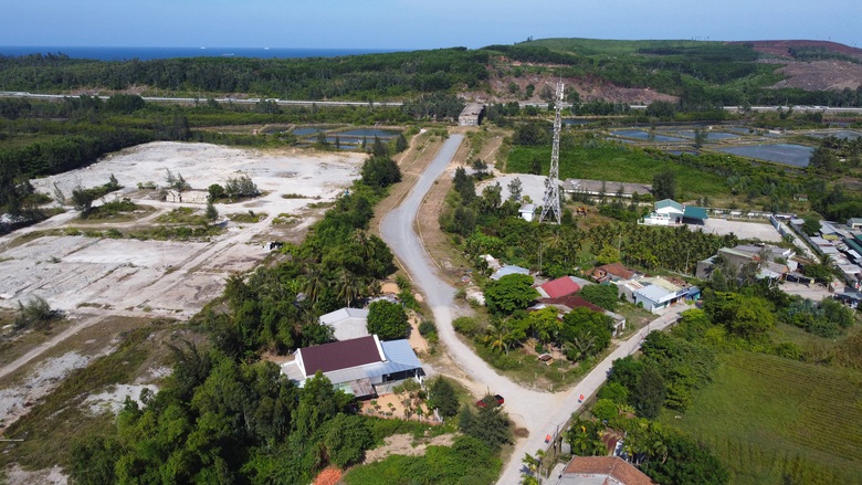 Quảng Ng&atilde;i: Hộ d&acirc;n đồng thuận giao đất, gỡ điểm nghẽn dự &aacute;n đường dở dang hơn 10 năm- Ảnh 2.