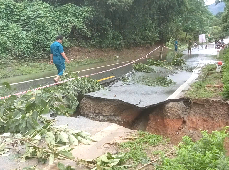 Thanh H&oacute;a: Hậu b&atilde;o số 5, nhiều nơi vẫn bị ngập, sạt lở g&acirc;y tắc đường- Ảnh 1.
