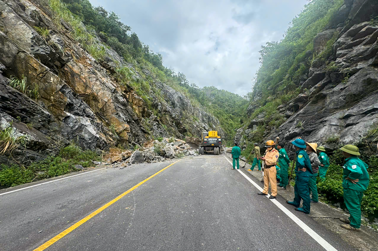 Hải Ph&ograve;ng tạm cấm đường xuy&ecirc;n đảo C&aacute;t B&agrave; do sạt lở- Ảnh 1.