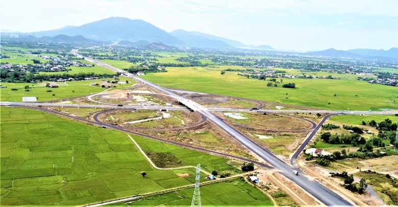Cận cảnh 20km đầu cao tốc Khánh Hòa - Buôn Ma Thuột tăng tốc về đích- Ảnh 2. Cận cảnh 20km đầu cao tốc Khánh Hòa - Buôn Ma Thuột tăng tốc về đích- Ảnh 2.