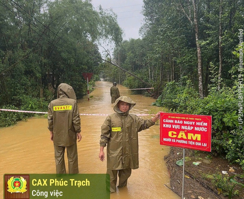 Mưa lớn do b&atilde;o số 6, nhiều tuyến đường H&agrave; Tĩnh ngập s&acirc;u, sạt lở- Ảnh 1.